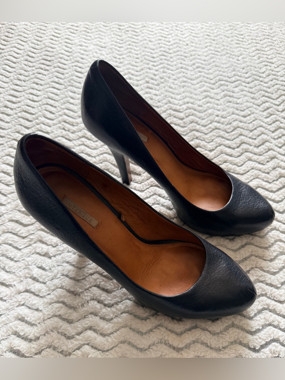 Uterque Black Pebbled Leather Slip On Round Toe Plataform Heels Shoes Sz 41